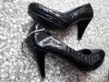 Черни лачени обувки на ток змийски релеф и цип  38/39, снимка 3