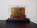  200 еврови златни банкноти в стъклена поставка и масивно дърво + Сертификат