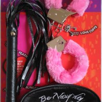 Страхотна идея за подарък за всеки повод! Еротичен комплект -белезници с пухчета,камшик и домино!, снимка 3 - Романтични подаръци - 22227221