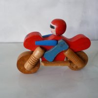 Дървена фигурка играчка мотоциклетист с мотоциклет мотор , снимка 1 - Колекции - 24474744