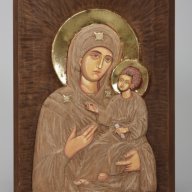 Икона на Богородица с младенеца - дърворезба и рисувана 