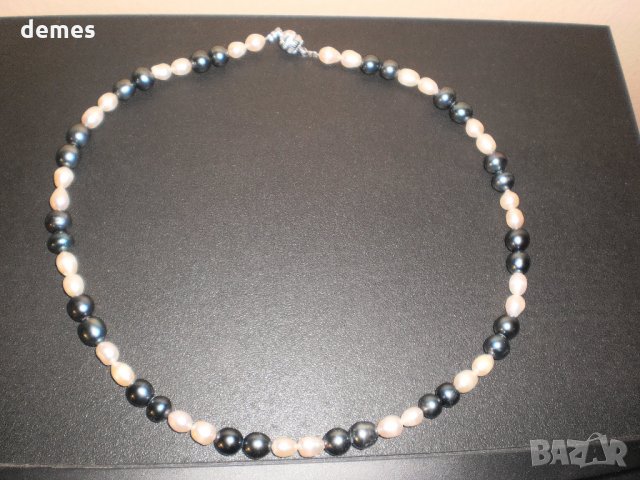  Гердан от бели и черни перли, снимка 2 - Колиета, медальони, синджири - 24234006