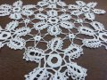Стара  дантела  покривка каре ковьор плетена на една кука, снимка 2