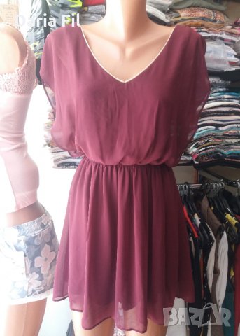 РАЗПРОДАЖБА Рокля до коляното в бордо с остро деколте и златисто бие, снимка 1