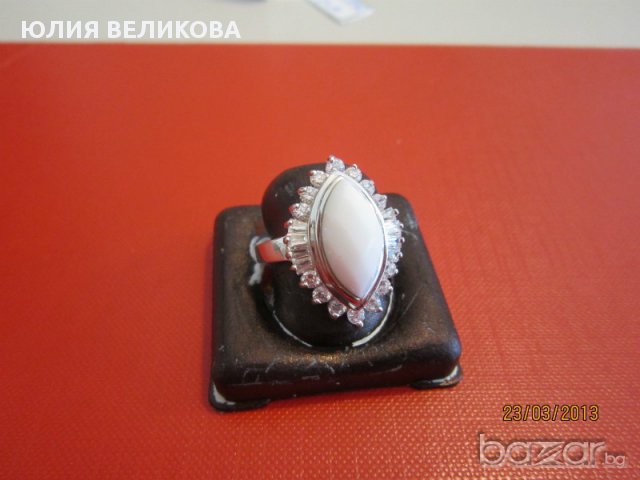 Сребърен пръстен с бял оникс