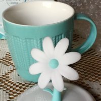 Дизайнерска чаша с керамично капаче със силиконово цвете , снимка 2 - Чаши - 25687826