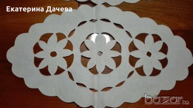 Продавам много покривчици за маса и копринени кърпички с българска бродерия, снимка 4 - Декорация за дома - 19303435
