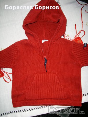 Червен пуловер с качулка, снимка 2 - Жилетки и елечета за бебе - 17352889