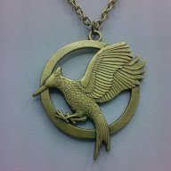 Колие от филма Игрите на глада 2 Сойка присмехулка Hunger Games Mockingjay, цвят старо злато, снимка 1 - Колиета, медальони, синджири - 9992214