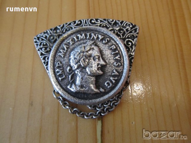 Старинна посребрена брошка с римска императорска монета Максимин 1 - за ценители и колекционери . 