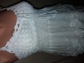 Нежна рокля с плетиво и датела, снимка 1 - Рокли - 22039330