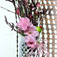 Плетена ваза с пролетна аранжировка, снимка 10 - Вази - 24375240