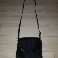 Малка черна кожена чанта с капси  с дълга дръжка , снимка 1 - Чанти - 23624146