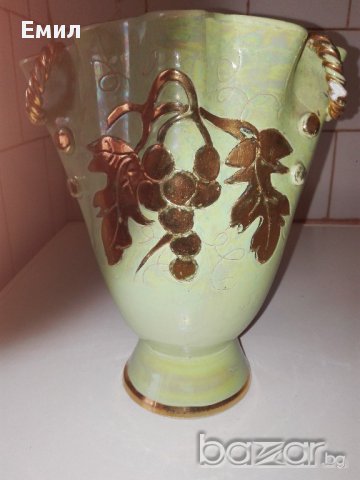 Три вази и две метални халби.