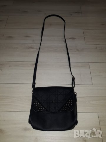 Малка черна кожена чанта с капси  с дълга дръжка 