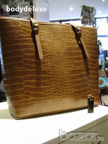 кафява и черна чанти