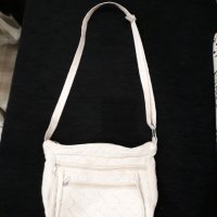 Светлобежова кожена чанта с дълга регулируема дръжка с 2 джоба с цип отпред, снимка 1 - Чанти - 23626187