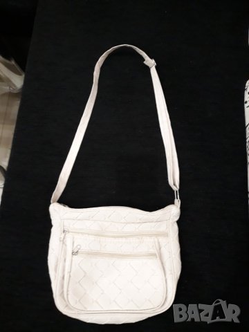 Светлобежова кожена чанта с дълга регулируема дръжка с 2 джоба с цип отпред