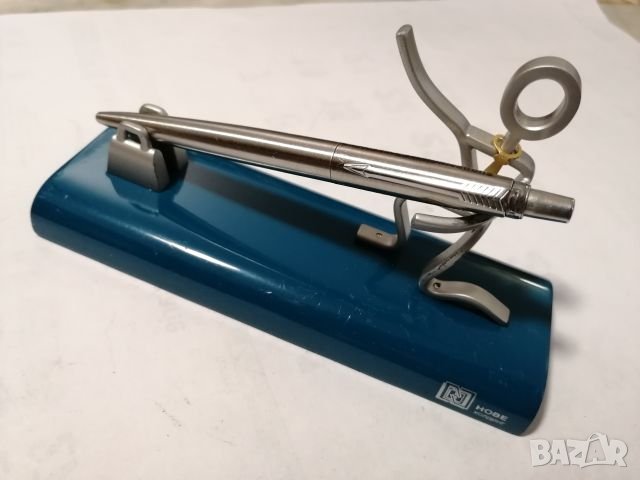 Статуетки за бюро. 