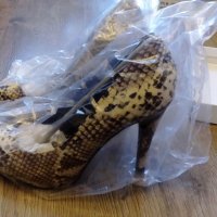 Уникални змийски обувки , снимка 1 - Дамски обувки на ток - 24698166