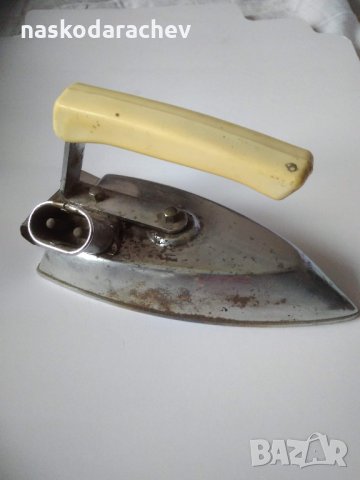 Стара малка ютия от 1981 г.