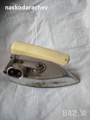 Стара малка ютия от 1981 г., снимка 2 - Антикварни и старинни предмети - 25553807