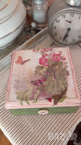 Кутия с декупаж"Пеперуди и цветя", снимка 5 - Декорация за дома - 24040597