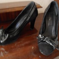 Продавам черни велурено-лачени обувки на ток, снимка 2 - Дамски обувки на ток - 10841969