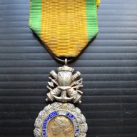 Френски  Орден Медал За Заслуга , снимка 1 - Антикварни и старинни предмети - 16945933