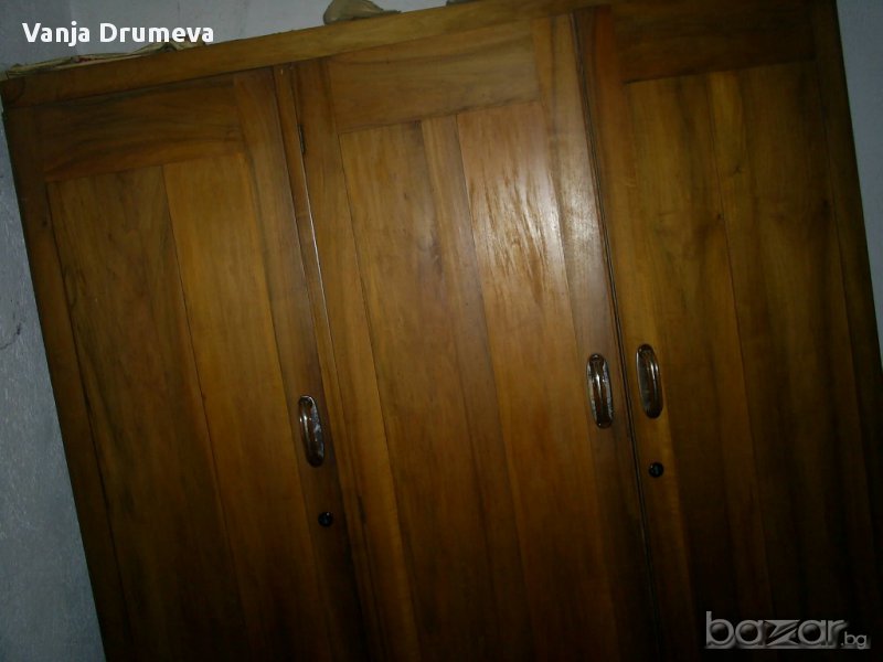трикрилен гардероб от орехово дърво, снимка 1