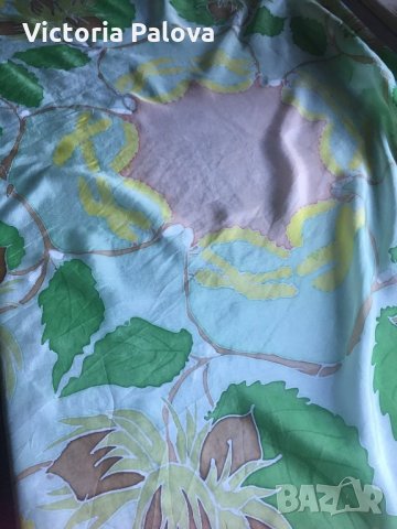 Нежен принт,копринен шал 90/90, снимка 3 - Шапки - 24744209