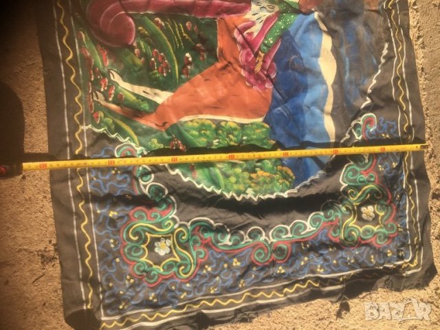 Много голям, стар,рисуван ковьор 