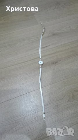 Часовник с камъчета и бяла каишка, усукваща се 2 пъти около китката, снимка 2 - Дамски - 23534331