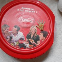 Плюшена мечка ,значка и кутия Кока кола Coca Cola , снимка 4 - Колекции - 20836439