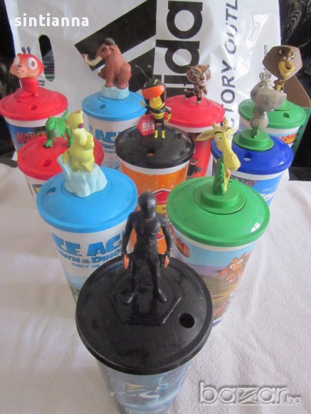 Интересни филмови чаши с играчка и шишета , снимка 1