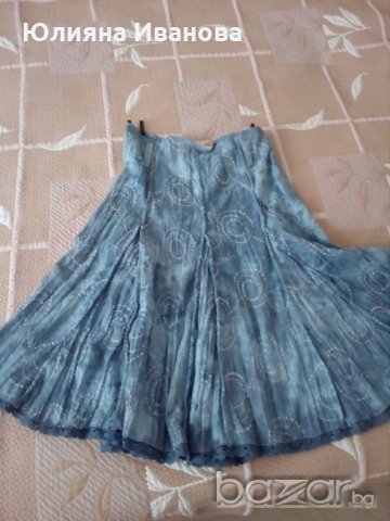 Интересна пола в синьо