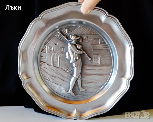 Чиния за стена с релефна картина Хайлендски гайдар. 