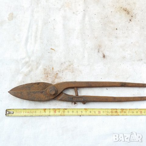 стара работеща ножица с маркировка за рязане на ламарина
