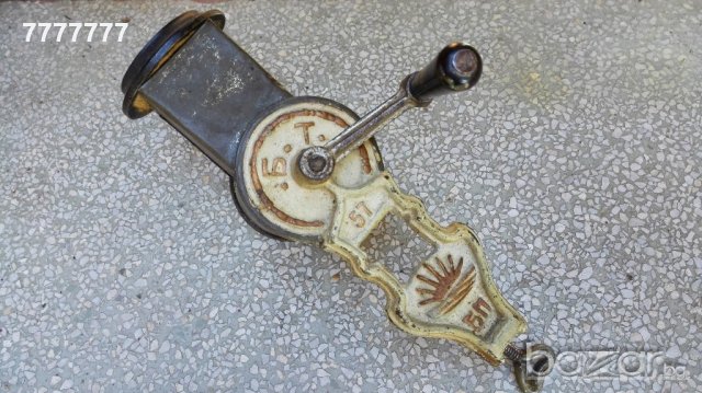 Стара мелничка за ядки  1957 г, снимка 3 - Антикварни и старинни предмети - 20627780