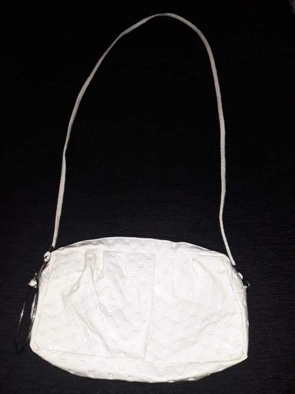 Малка бяла лачена чанта с дълга дръжка в Чанти в гр. Шумен - ID23623832 —  Bazar.bg