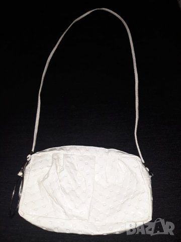 Малка бяла лачена чанта с дълга дръжка 
