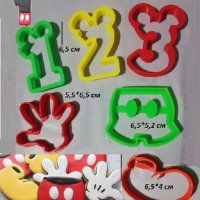 Мики Маус числа цифри години и части тяло пластмасови резци форми резец форма фондан тесто бисквитки, снимка 1 - Форми - 25415348