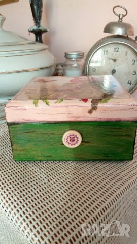 Кутия с декупаж"Пеперуди и цветя", снимка 6 - Декорация за дома - 24040597