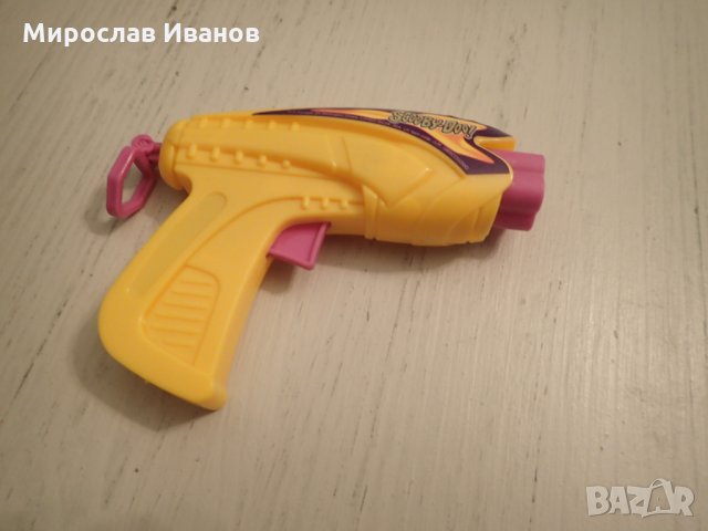 жълт детски воден пистолет
