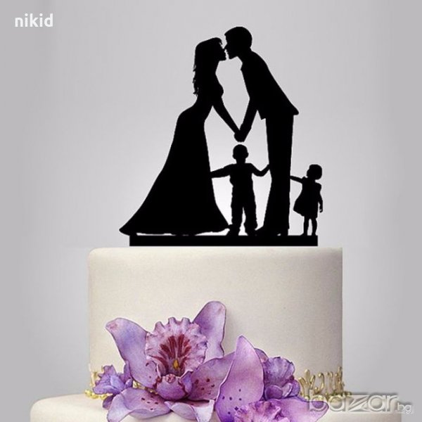 Семейство с 2 деца целунати младоженци сватбен пластмасов топер украса табела за торта, снимка 1