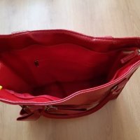 Дамска лачена чанта в червено, снимка 3 - Чанти - 25589531