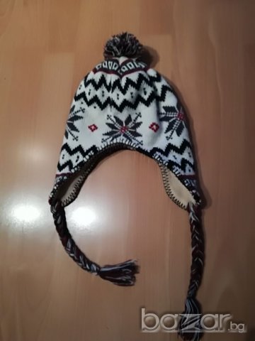 Зимна шапка + подарък, снимка 1 - Шапки, шалове и ръкавици - 19644775