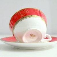 Комплект чаша с чинийка - 2 части за чай, кафе, капучино в червен цвят със златна подглазурна декора