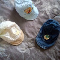 подарявам Бебешки шапки 0-3 м, снимка 3 - Шапки, шалове и ръкавици - 25942740
