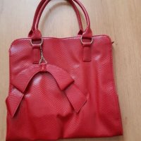Дамска лачена чанта в червено, снимка 1 - Чанти - 25589531